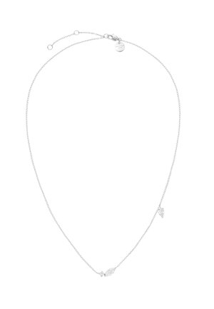 Delicado collar de cadena de plata con pequeños acentos de cristal en forma de marquesa y cierre de langosta con una cadena extensible ajustable.