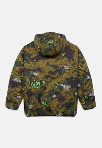 Μπουφάν τύπου puffer με καμουφλάζ σε πράσινο, καφέ και λευκό, με κουκούλα, που διαθέτει υφή επιφάνειας και έντονα γραφικά μοτίβα σε όλο το ύφασμα.