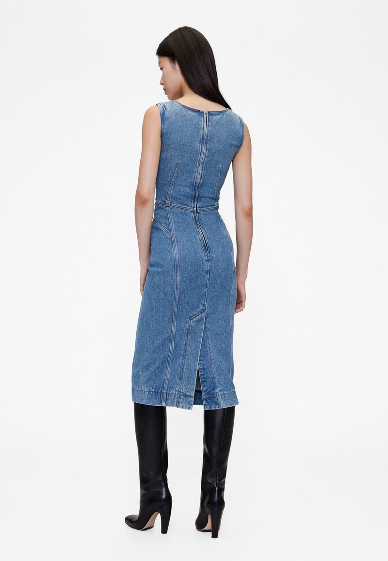 GAP GAPSTUDIO SEAMED DENIM MIDI DRESS - Denim dress - medium wash/blue denim  - Zalando