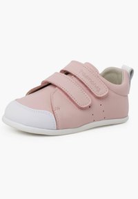 Scarpa in pelle rosa con due cinturini in Velcro, punta in gomma bianca, texture liscia e piccoli fori sui lati.