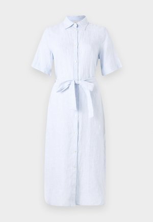 Hellblaues Leinenhemdkleid mit kurzen Ärmeln, Knopfleiste und einem gebundenen Taillengürtel. Leicht strukturiert, knielanges Design.