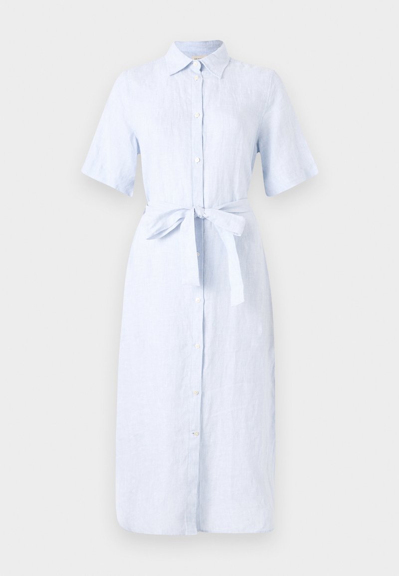 Hellblaues Leinenhemdkleid mit kurzen Ärmeln, Knopfleiste und einem gebundenen Taillengürtel. Leicht strukturiert, knielanges Design.