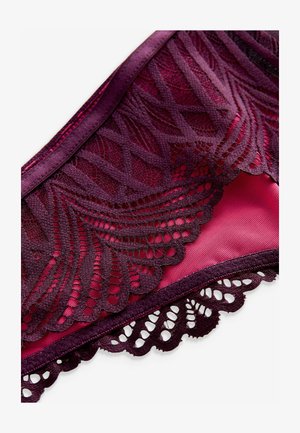 Spetsbralette i djup vinröd färg med intrikat blommönster och vågiga kanter, med en slät rosa satinfodring och justerbara axelband.