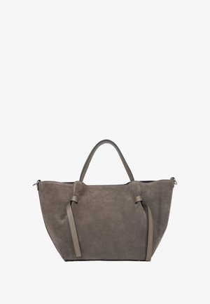 Grijze suède tote bag met een gebogen bovenkant, voorzien van twee handvatten en decoratieve strikjes aan de zijkanten, een gladde textuur en een ritsluiting.