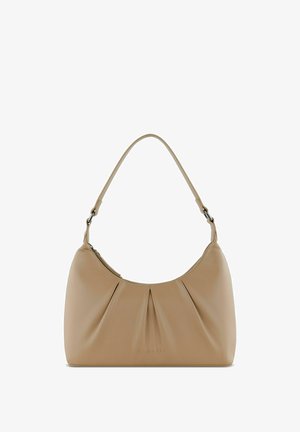 Beige leren handtas met een geplooid ontwerp, een enkele schouderriem en een gladde textuur. Minimalistische esthetiek met subtiele branding.