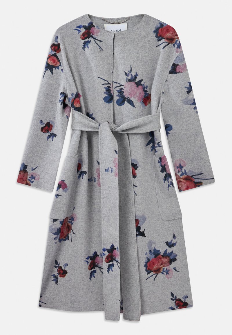 Cappotto lungo grigio a maniche lunghe con cintura, decorato con motivi floreali rosa, rossi e blu e tasche a toppa su ciascun lato.