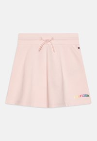 Jasnoróżowa bawełniana spódnica z wiązanym pasem, rozkloszowanym krojem i wielokolorowym wyszywanym logo "HILFIGER" w prawym dolnym rogu.