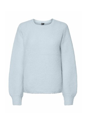 Světlě modrý pletený svetr s kulatým výstřihem, dlouhými rukávy a žebrovanými manžetami. Má texturovanou strukturu tkaniny.