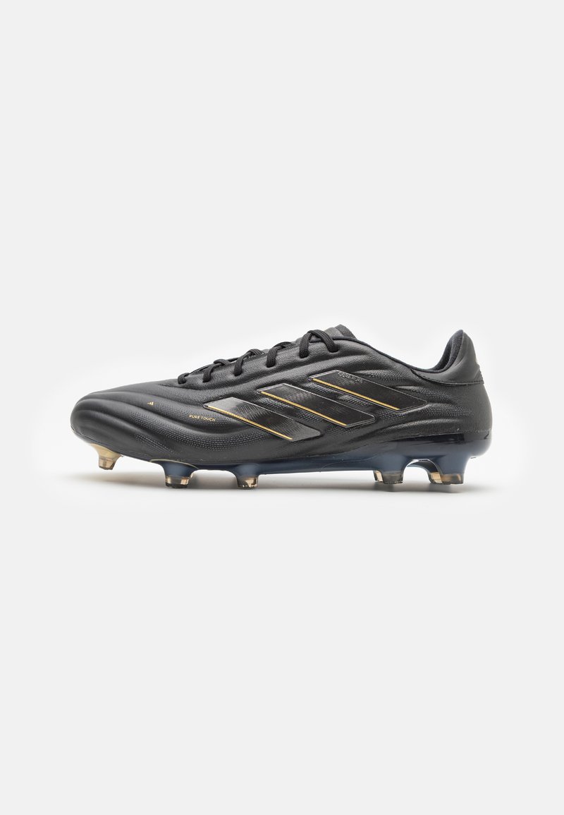 Scarpa da calcio nera con tomaia in pelle texturizzata, caratterizzata da tre strisce metalliche dorate e un design a profilo basso. Sono visibili i tacchetti moldati.