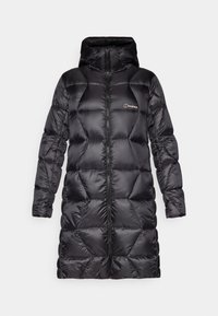 Crna puf jakna s kapuljačom, s prednim patentnim zatvaračem i dijamantskim kviltanim uzorkom, s logom Berghausa na gornjoj lijevoj strani.