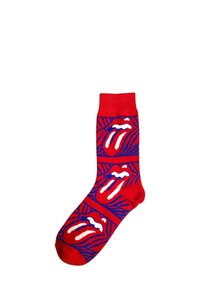 Røde sokker med et grafisk mønster af åbne læber og en tunge, accentueret med blå linjer. Fremstillet af et blødt, tekstureret materiale.