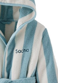 Blau-weiß gestreifter Kapuzenbademantel mit Gürtel, bestickt mit dem Namen "Sacha" auf der Brust.