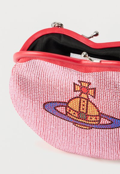 Klein rood muntenportemonneetje met zilverkleurig slot, bedekt met roze strass-steentjes en voorzien van een kleurrijke planeet met ringen en een kruisdetail.