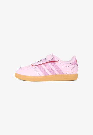 Roze synthetische sneakers met een klittenbandsluiting, voorzien van drie donkerroze strepen, geprofileerde accenten en een gumrubberen zool.
