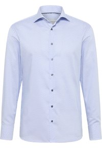 Helles blaues Langarmhemd mit einem kleinen geometrischen Muster, Button-Down-Kragen und kontrastierenden schwarzen Knöpfen entlang der Knopfleiste.