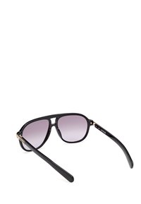 Sunglasses med en svart plastbåge, gradientgrå linser och guldaccenter på bågarna. Stilren, wraparound-design med kurviga armar.