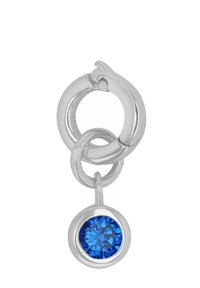 Orecchino a cerchio in argento con un piccolo ciondolo tondo pendente che presenta una pietra preziosa blu profondo sfaccettata.