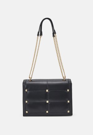 Bolso de mano de cuero negro con un diseño acolchado, que presenta herrajes dorados, tachuelas cuadradas y una correa de cadena dual.