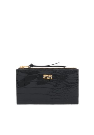 Cartera de cuero negro brillante con textura, cremallera dorada y logo "BIMBA Y LOLA" en letras doradas en la parte delantera.