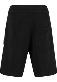 Svarta ribbade shorts med resårmidja och en sidoficka. Tyget verkar vara texturerat och visar upp enhetliga horisontella linjer.