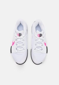 Nike Performance ZOOM GP CHALLENGE PRO HC - Tenisice za sve terene - white/playful pink/black
