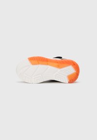 Talpa de pantof de sport cu o talpă exterioară albă texturată, având un model de profil pronunțat și un accent de gradient portocalie la călcâi.