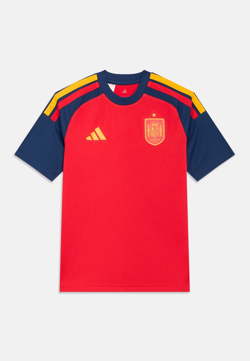 Punane ja tumesinine sportlik lühikeste varrukatega särk, millel on Adidas logo ja Hispaania rahvusmeeskonna vapp ning kollased triibulised aktsendid õlgadel.