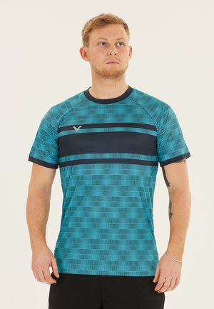 Turkis atletisk T-shirt med marineblå accenter, med et tekstureret mønster og korte ærmer. Designet til komfort og ydeevne.