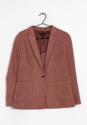 Rödbrun texturerad blazer med slagkrage, två framfickor med lapp, enda knapplåsning, hängande på en svart galge mot vit bakgrund.