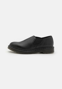 Scarpe nere slip-on realizzate in pelle liscia con pannelli laterali in rete elastica, punta arrotondata e suola in gomma spessa. Design minimalista.