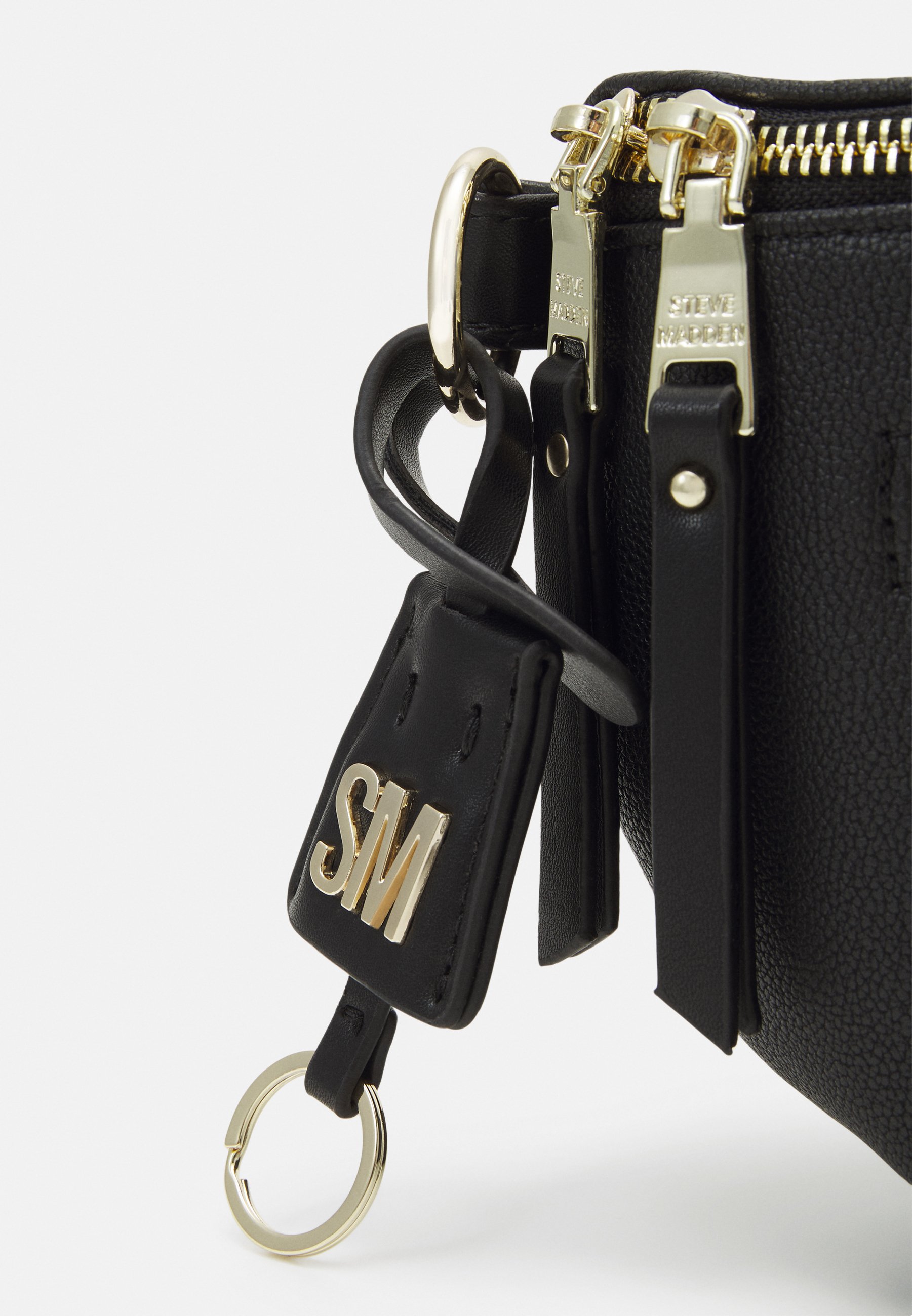 【追跡あり!】Steve Madden BCLARKE ショルダーバッグ ポーチ付 追跡あり!】Steve Madden BCLARKE ショルダーバッグ ポーチ付
