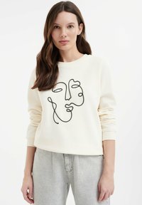 - Bluza