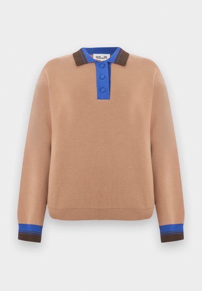 Pull camel à manches longues avec col côtelé bleu et marron, patte de boutonnage bleue et poignets côtelés assortis bleu et marron.