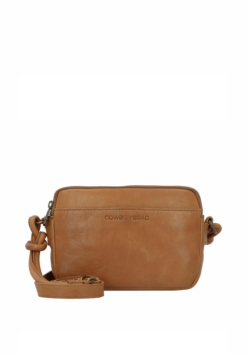 Borsa a tracolla in pelle beige con chiusura a zip. Presenta una tracolla annodata e un logo impresso, texture liscia e forma rettangolare.