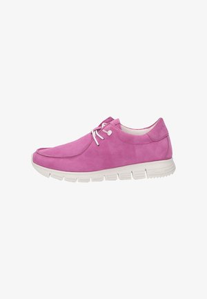 Rosafarbene Wildledersneaker mit einer weißen Gummisohle, ausgestattet mit Schnürsenkeln und einer runden Zehenpartie. Glatte Textur und schlichtes Design.
