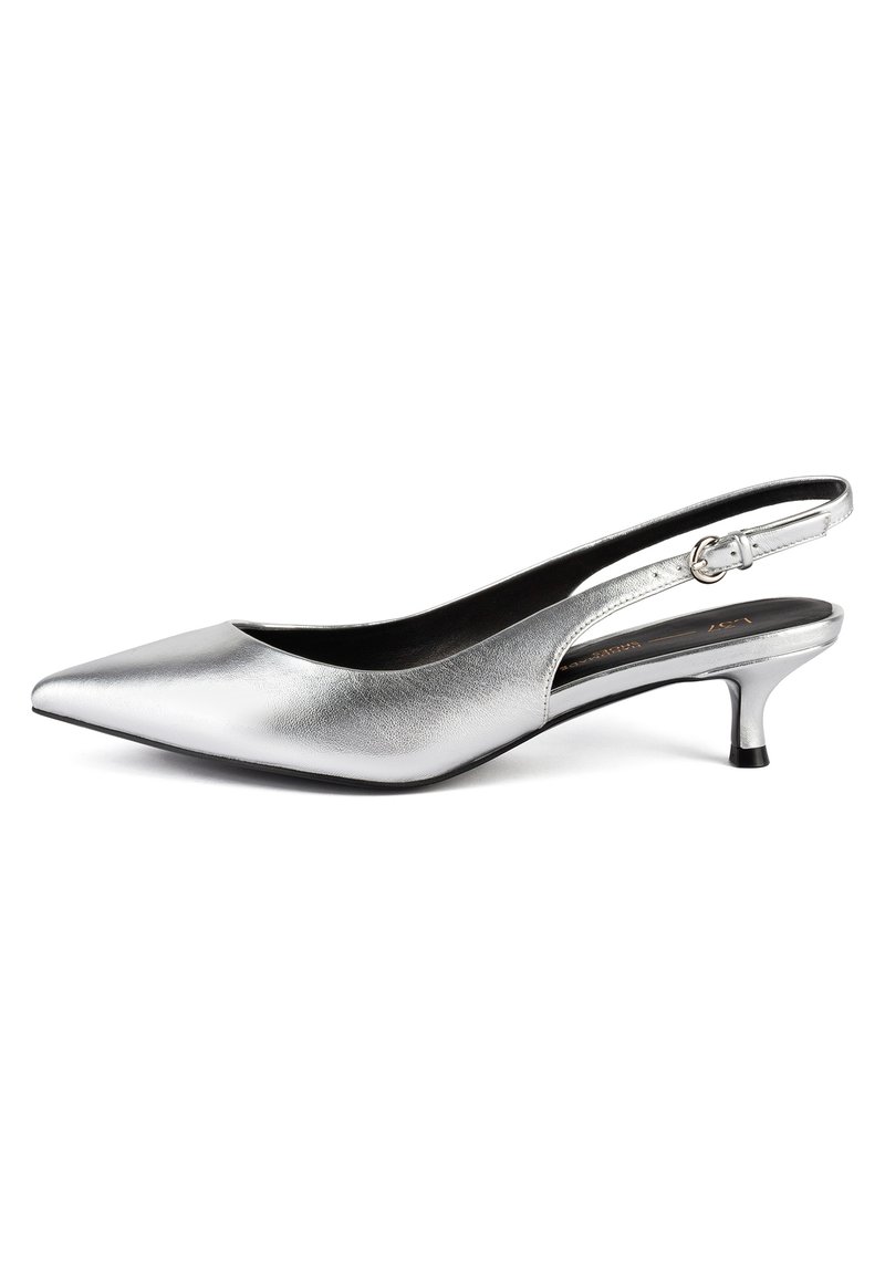 Svetlo srebrna metalna slingback čizme s šiljastim prstom, nizkim kitten petom i glatkom teksturom. Ima usku traku s malom detaljima kopče.