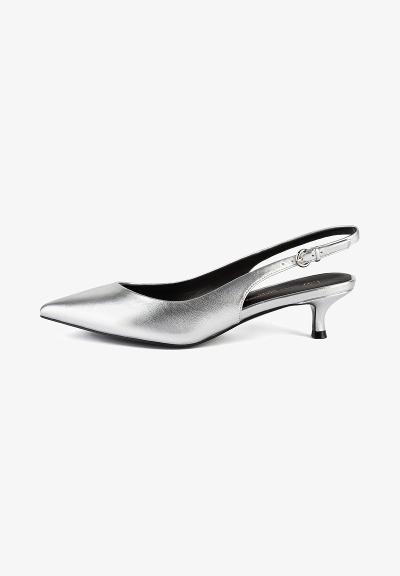 Silberne metallische Slingback-Pumps mit spitzem Schuhspitze, niedrigem Kitten-Absatz und glatter Textur. Mit einem schmalen Riemen und einer kleinen Schnallendetail.