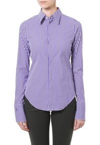 Lila och vit randig skjorta med lång ärm, spetsig krage och rundad nederkant. Har breda manschetter och ett mjukt tyg.