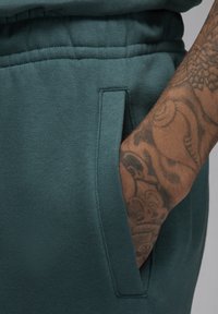 Jordan BASELINE PANT - Pantalones deportivos - oxidised green light dew