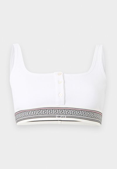 Λευκό ριμπ crop top με τρία κουμπιά μπροστά και ελαστική ταινία με μαύρο σχέδιο ελληνικού κλειδιού και λογότυπο Versace.