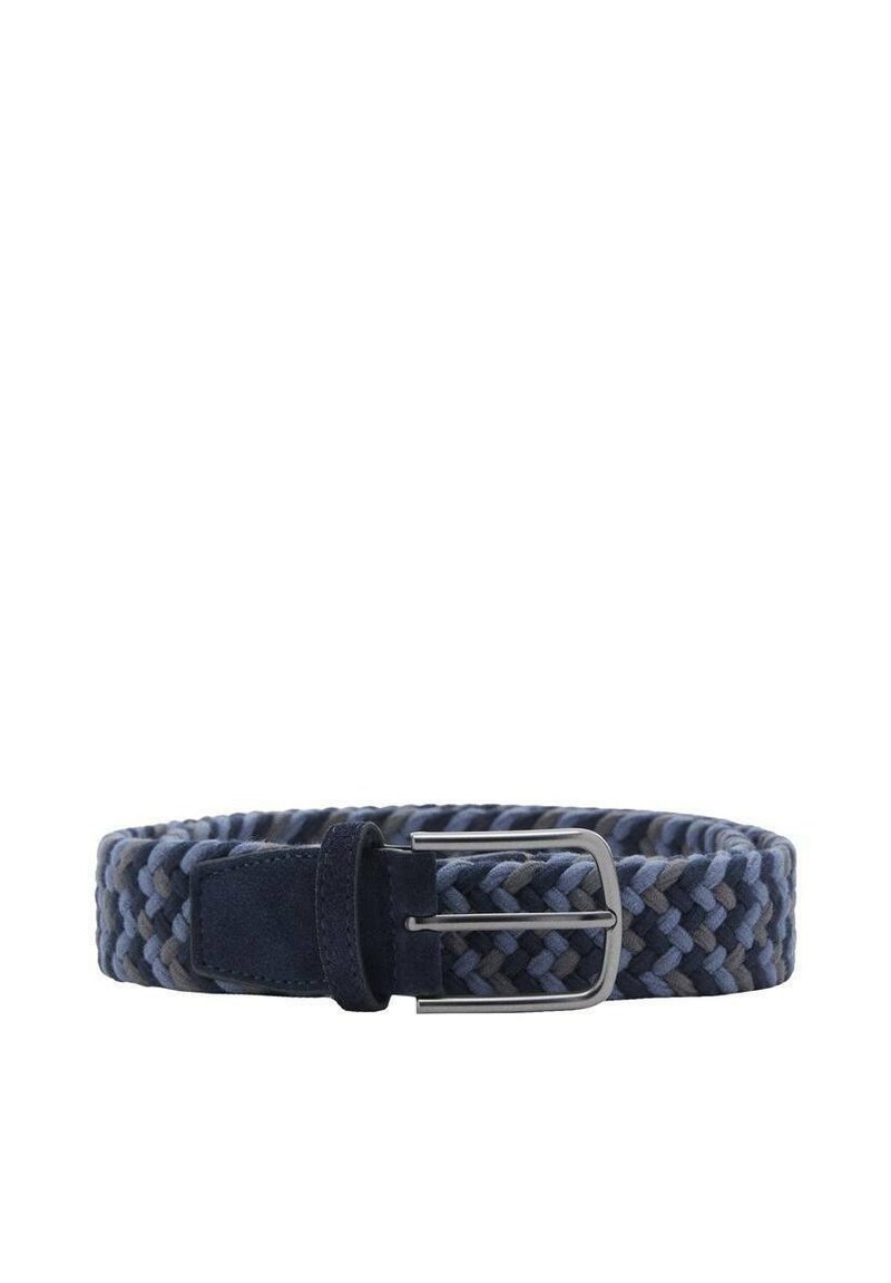 Vævet bælte i nuancer af marineblå og grå med en sølv metalspænde og en ruskindsdetalje nær spænden. Textureret, fleksibelt design.