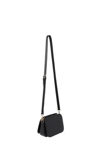 Černá kožená crossbody taška s obdélníkovým tvarem, nastavitelným popruhem a zlatými kovovými akcenty. Hladký povrch, minimalistický design.