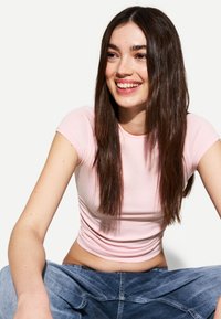 Bershka - SHORT SLEEVE AND SIDE GATHERING - T-paita - light pink Pienoiskuva 1