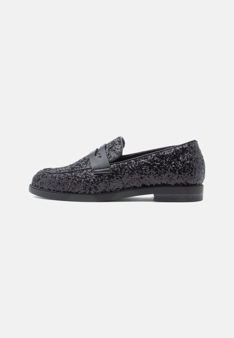 Černé loafers s texturovaným horním dílem z flitrů a hladkým koženým páskem. Kulatá špička a nízký podpatek. Jednoduchý, elegantní design.