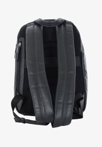Zaino nero in tessuto imbottito e testurizzato. Presenta spallacci larghi e imbottiti e una tasca laterale con zip. Design moderno e snello.