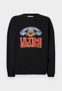 Zwarte sweatshirt met kleurrijke grafische tekst: "PASTA, VINO & AMORE" en "ULTIMI ROMANTICI," met een ronde halslijn en geribde manchetten.