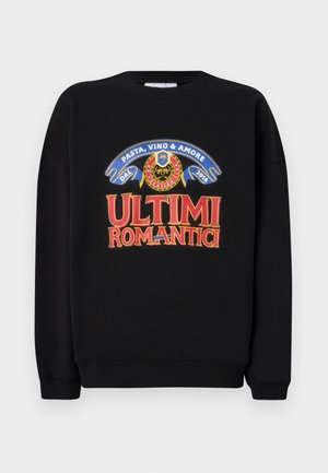 Musthave musta kapuutsärk, millel on värvikas graafiline tekst: "PASTA, VINO & AMORE" ja "ULTIMI ROMANTICI," ümar kaelus ja soonikkoesed varrukad.