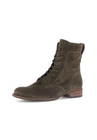 Bottines en daim vert olive avec un bout rond, un laçage à l'avant, des coutures contrastantes et un petit talon empilé.