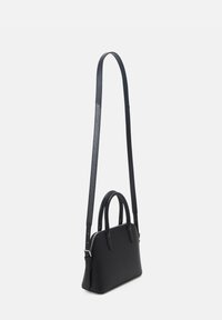 Czarna torebka o strukturalnym kształcie, wykonana z fakturowanego materiału, z dwoma uchwytami i długim, regulowanym paskiem. Wyposażona w srebrny zamek błyskawiczny.