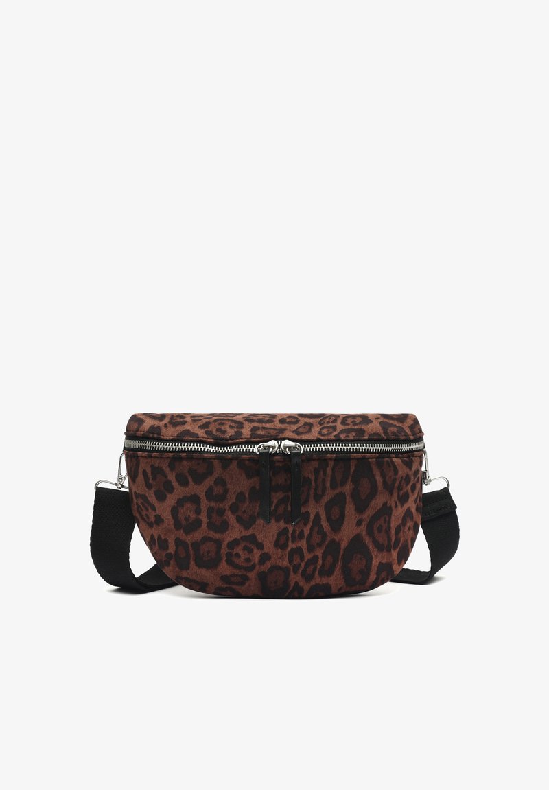 Kabelka cez plece s leopardím vzorom v hnedo-čiernych farbách, s uzáverom na zips, látkovým materiálom a nastaviteľným čiernym popruhom.